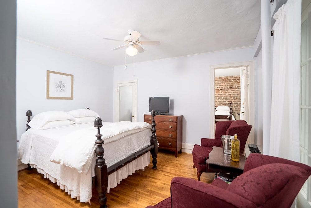 Historic General Lewis Inn