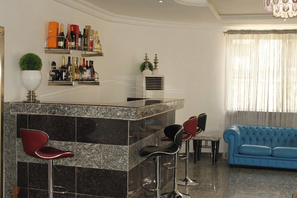 Top-Notch Suites and Apartment