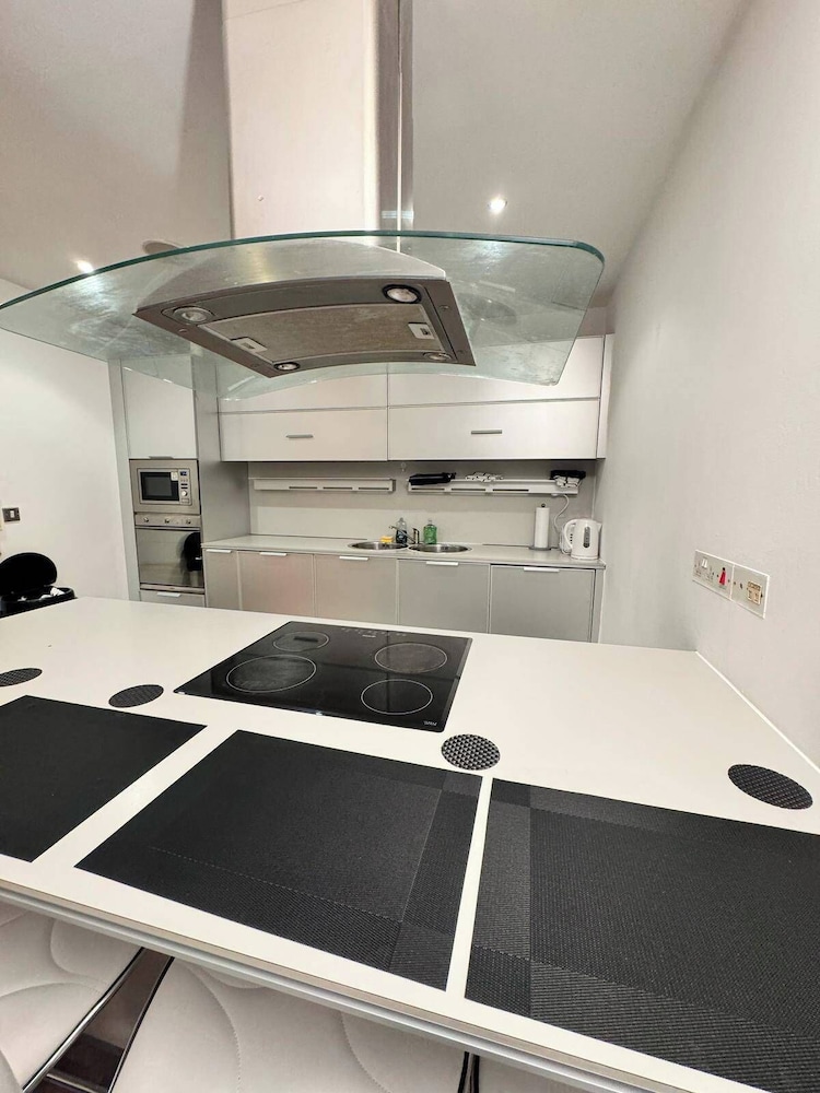 2 Bedrooms - Sleeps 4 - Parking - Petok