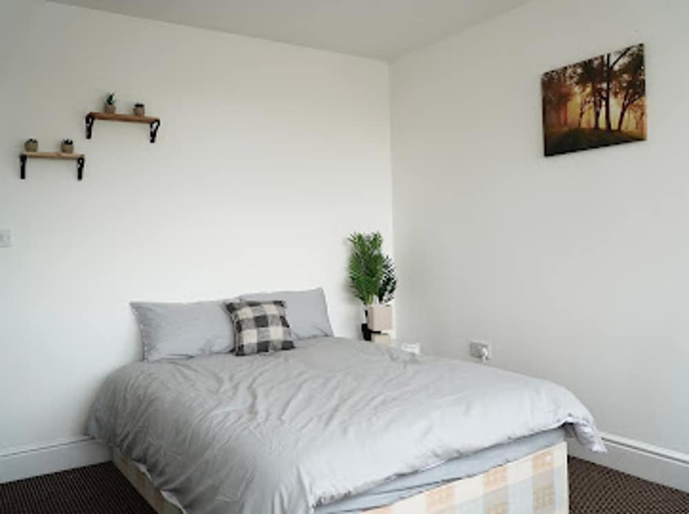 Clean, Spacious 2-bed Apartment in Brierley Hill view 4
