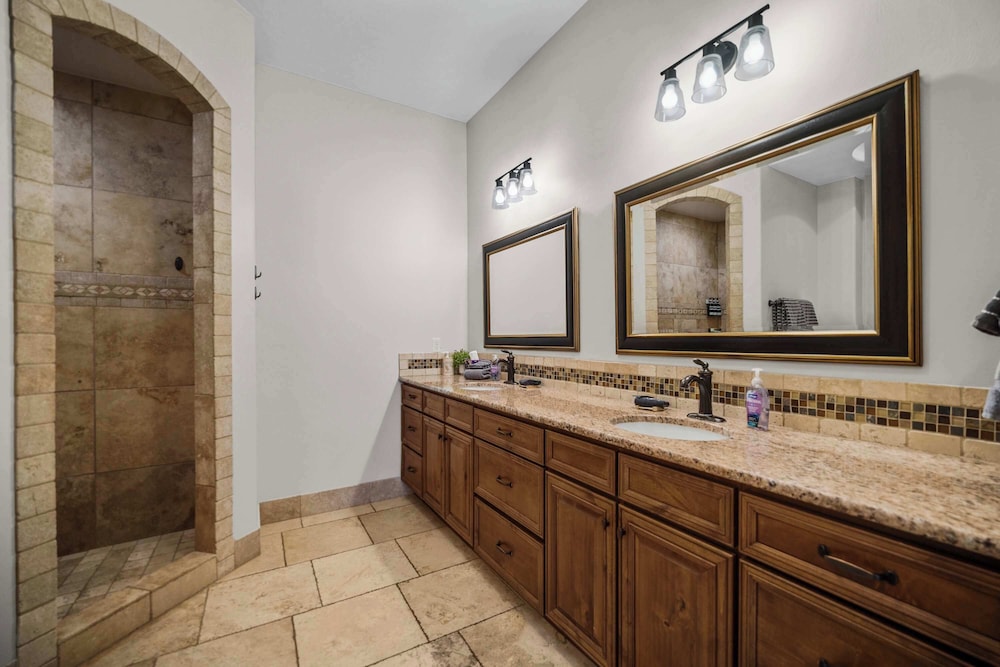 Pool Paradise for Families - Condo for 12 w/ Resort-style Amenities