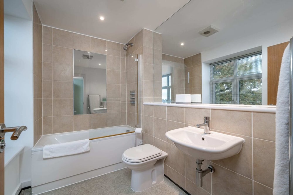 Stunning 3BD Flat, Parking, Sleeps Six, Near Park