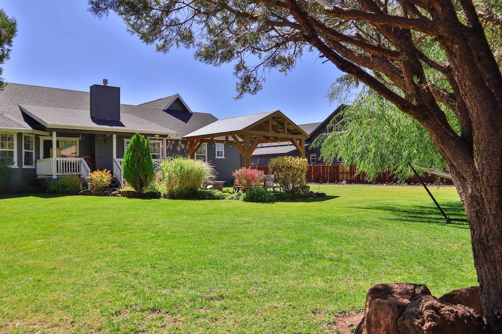 Near Trails, Lakes & Golf: Pinetop Home w/ Deck view 4