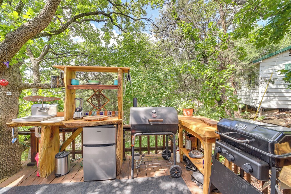 Lakefront Canadian Gem: Hot Tub, Decks  Grills - Property Image 2
