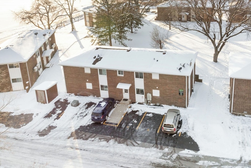 Modern 1BR Apt Near Lake & Downtown