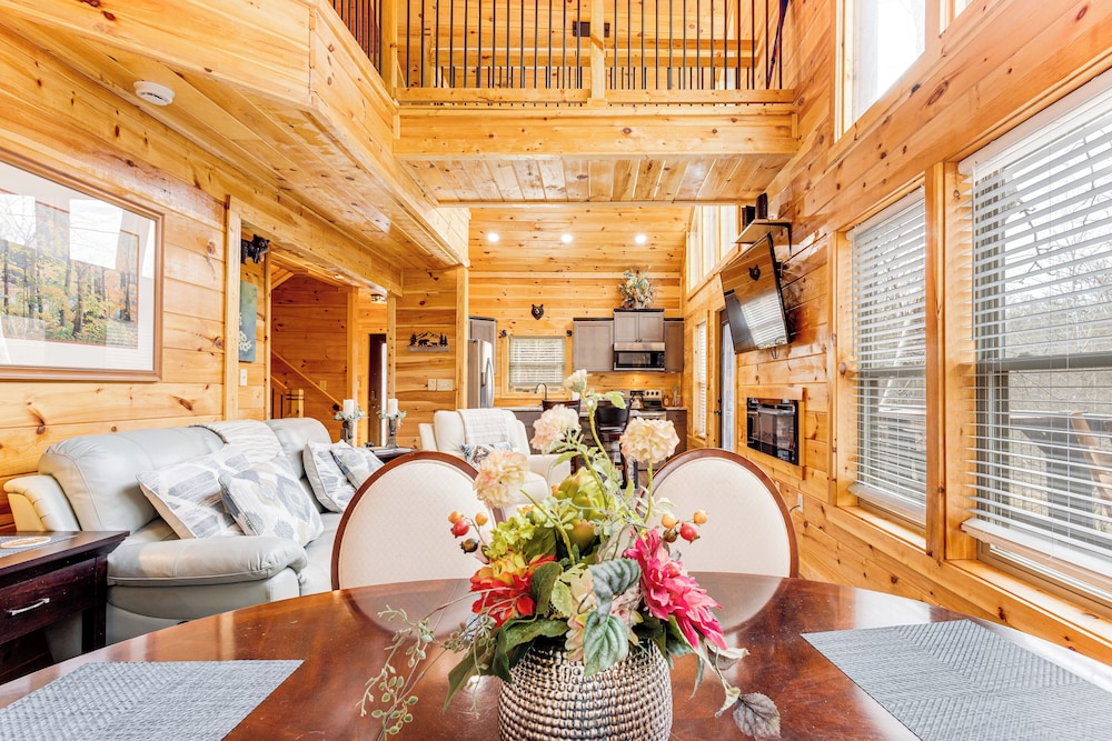 8 Mi to Dollywood: Cabin w/ Hot Tub & Decks!