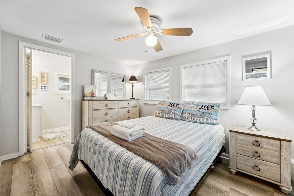 124 S Fletcher - Upstairs 2 Bedroom Duplex