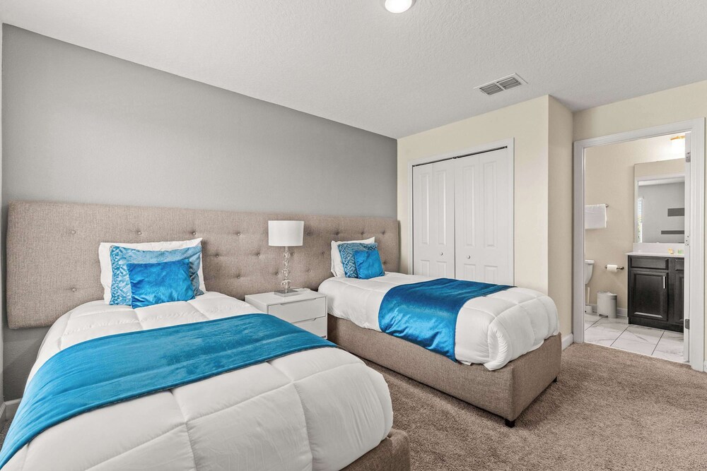 Resort Vibes At Championsgate - Home for 14 With Private Lanai