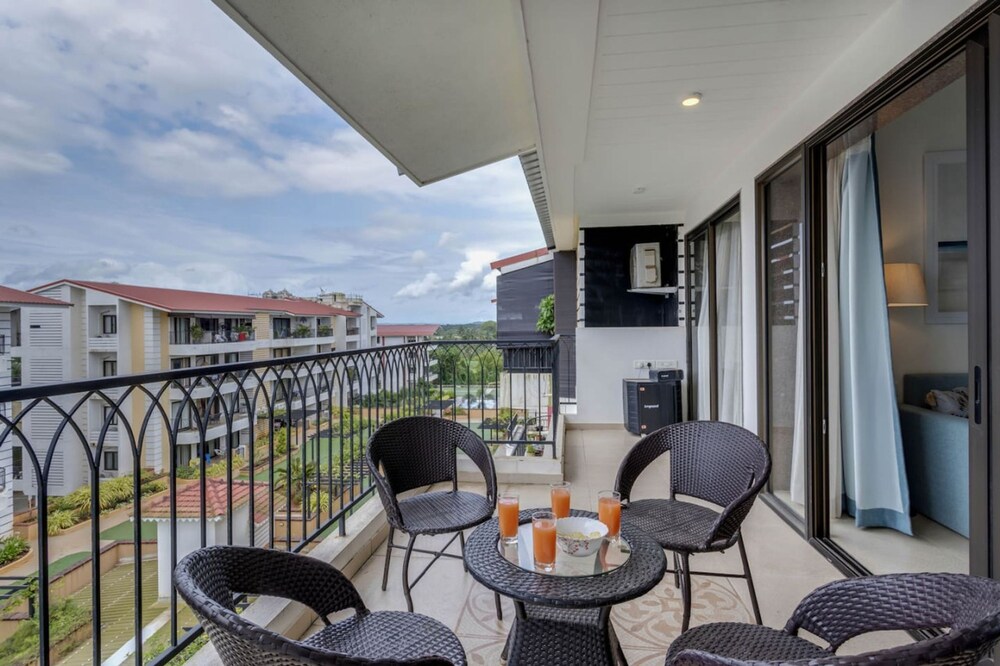 Luxe 1bhk w Pool Sauna 1km to the Beach