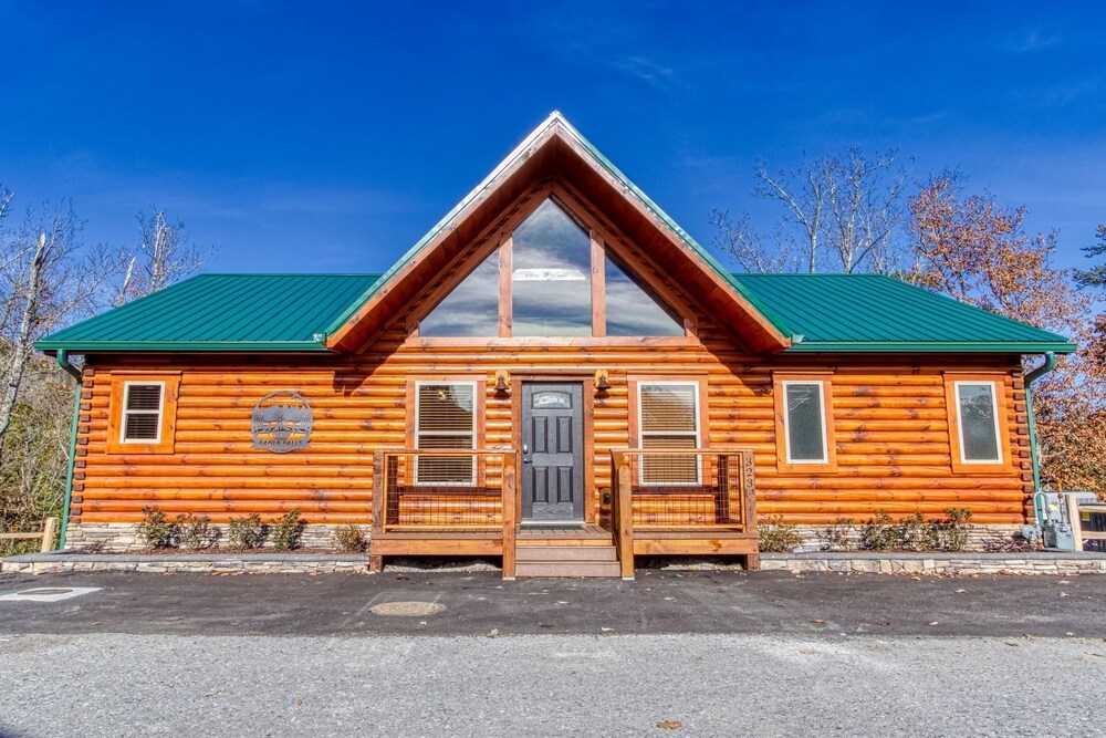 Ern823 - Eagle Falls - Great Location With Private Heated Indoor Pool! Close To Town! 3 Bedroom Cabin by RedAwning view 3