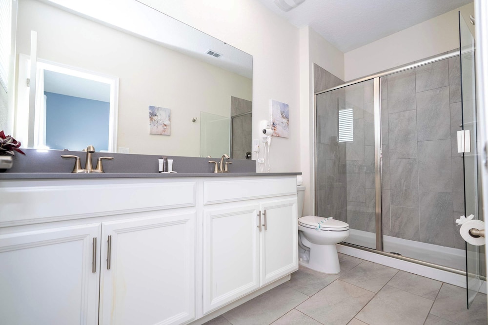 Stunning Game Room & Pool Jacuzzi Storey Lake 2799