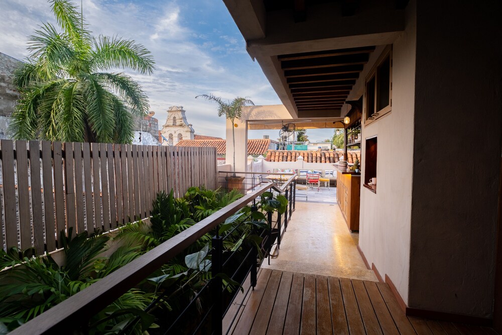 Luxury 5BR House W Jacuzzi & Pool