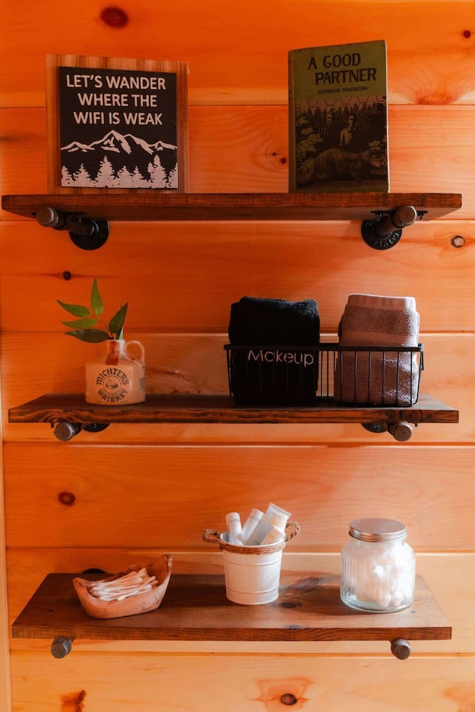 Sleeps 16! Luxury Cabin With Game Room & Hot Tub