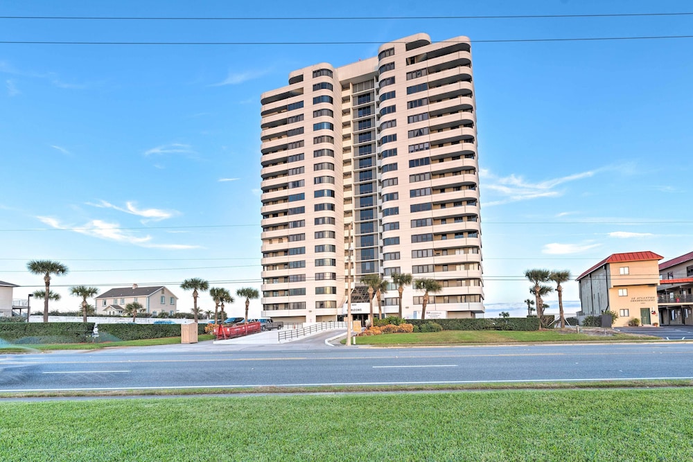 Balcony w/ Ocean Views: Daytona Beach Gem w/ Perks