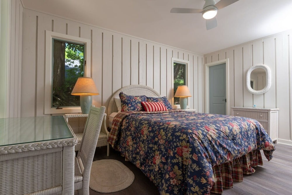 Beach View Cottage - On the Lake