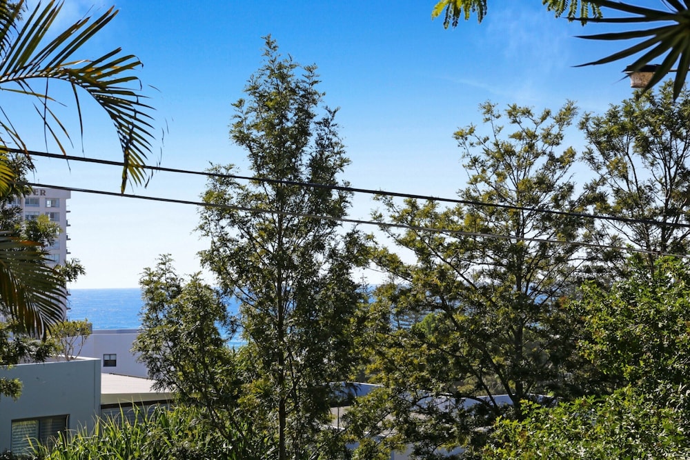 2-bed Beach House in Burleigh Heads Amidst Nature