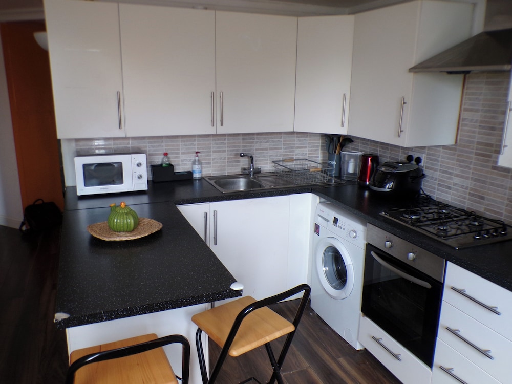 Chelsea Orange Apartment Sleeps10-petsok-parking
