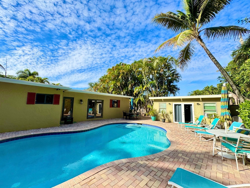 Vidal Manor 4BR Oasis w Pool Cabana- Wilton Dr