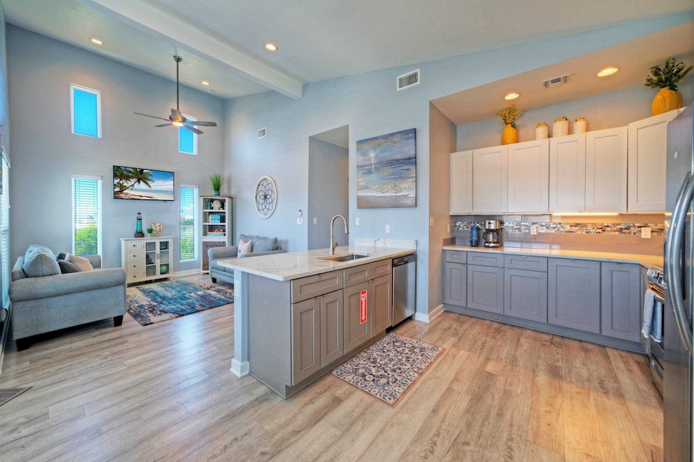 Family-friendly Beach Home Bbq, Patio & Fire Pit & Mins to Beach Bottom's Up by Avantstay
