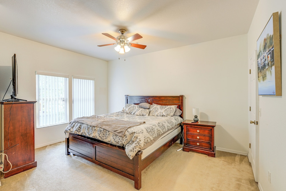 1 Mi to UF: Modern Townhome w/ Balcony