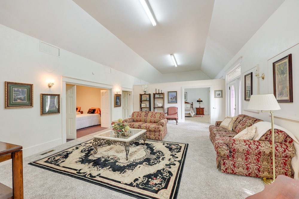 Paris Vacations - Paris Vacation Rental  15 Mi to Mount Magazine! - Property Image 11