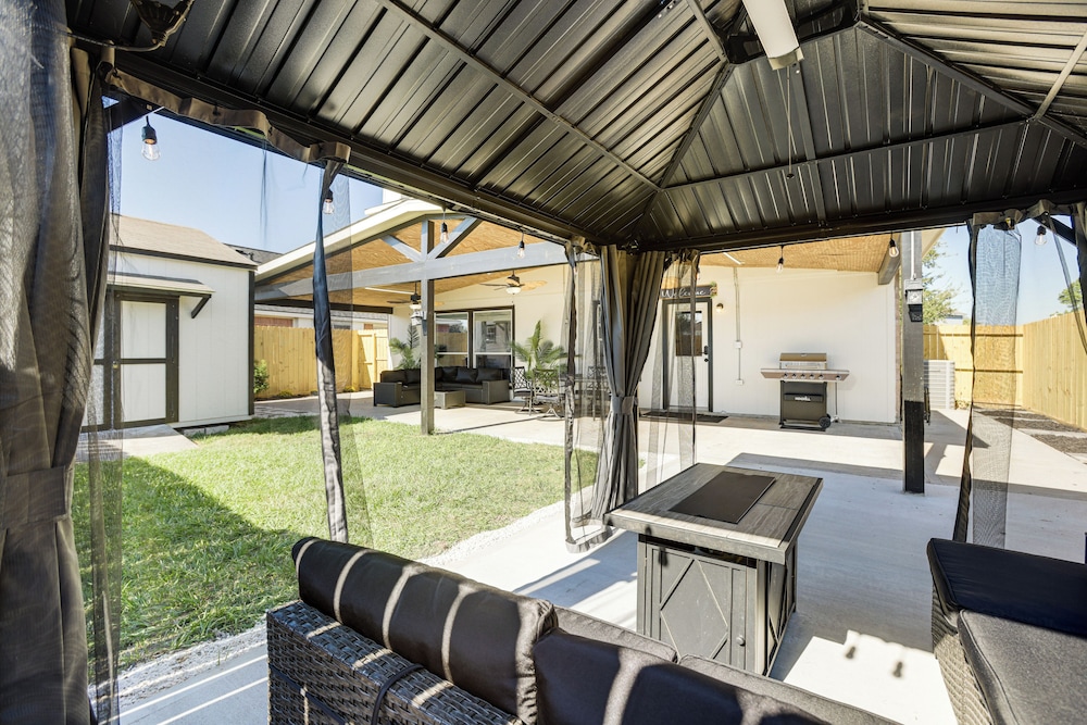 Solar-powered Home w/ & Game Room & Gym in Houston