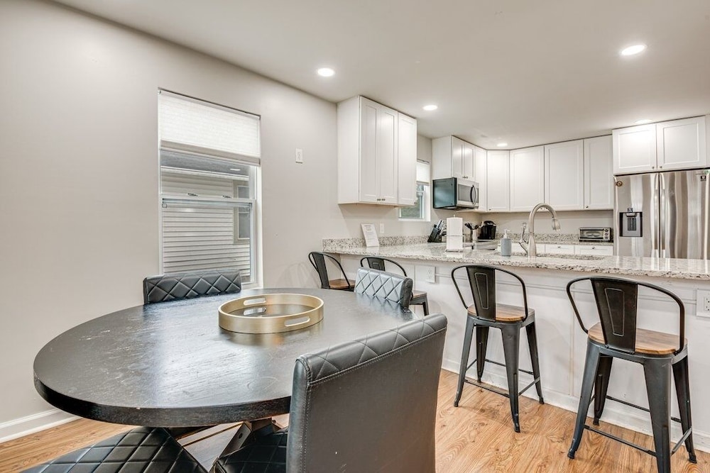 Spacious Family Retreat Near Airport 5 Bedroom Home