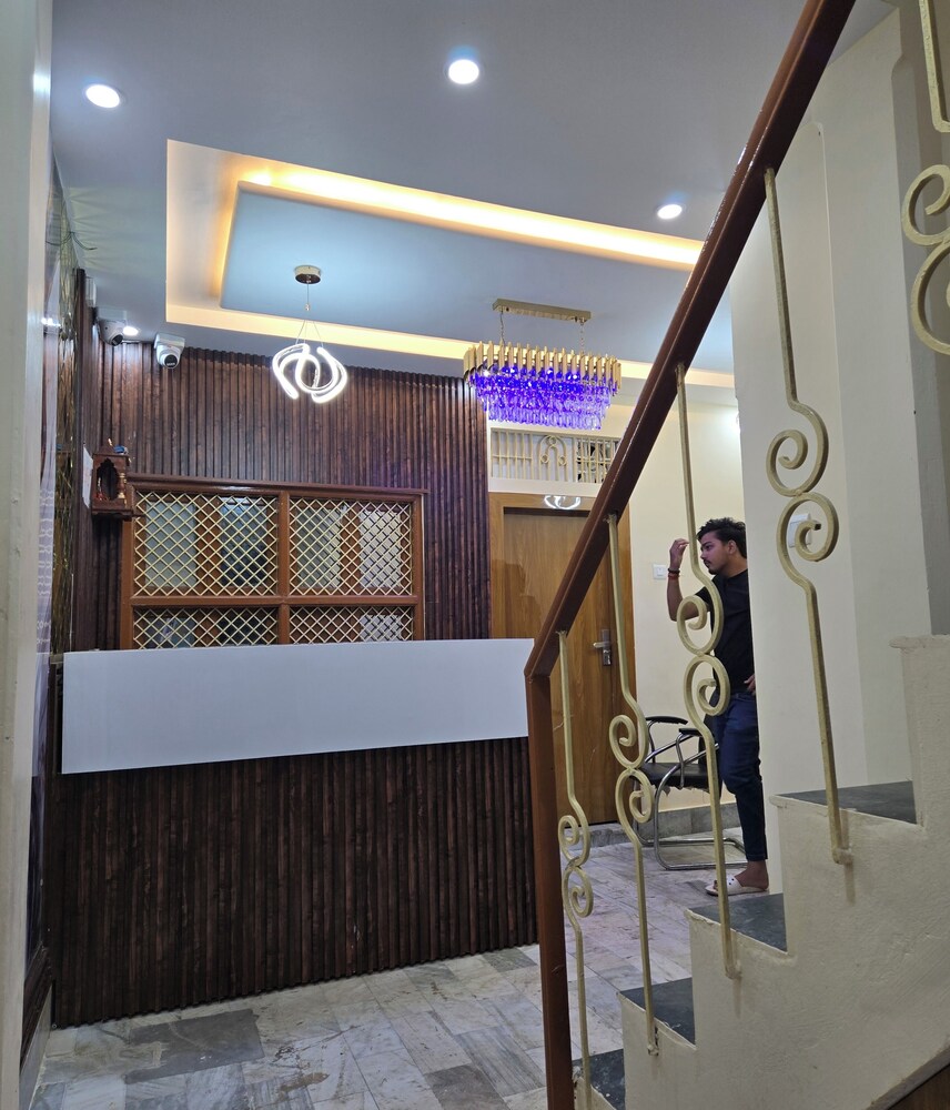 Rudra PGH - just near Temple & Ghats