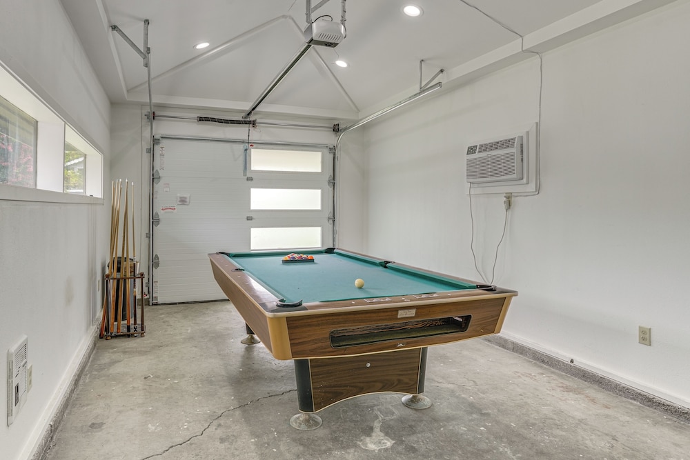 1 Mi to UO Campus - Family Home w/ Pool Table!