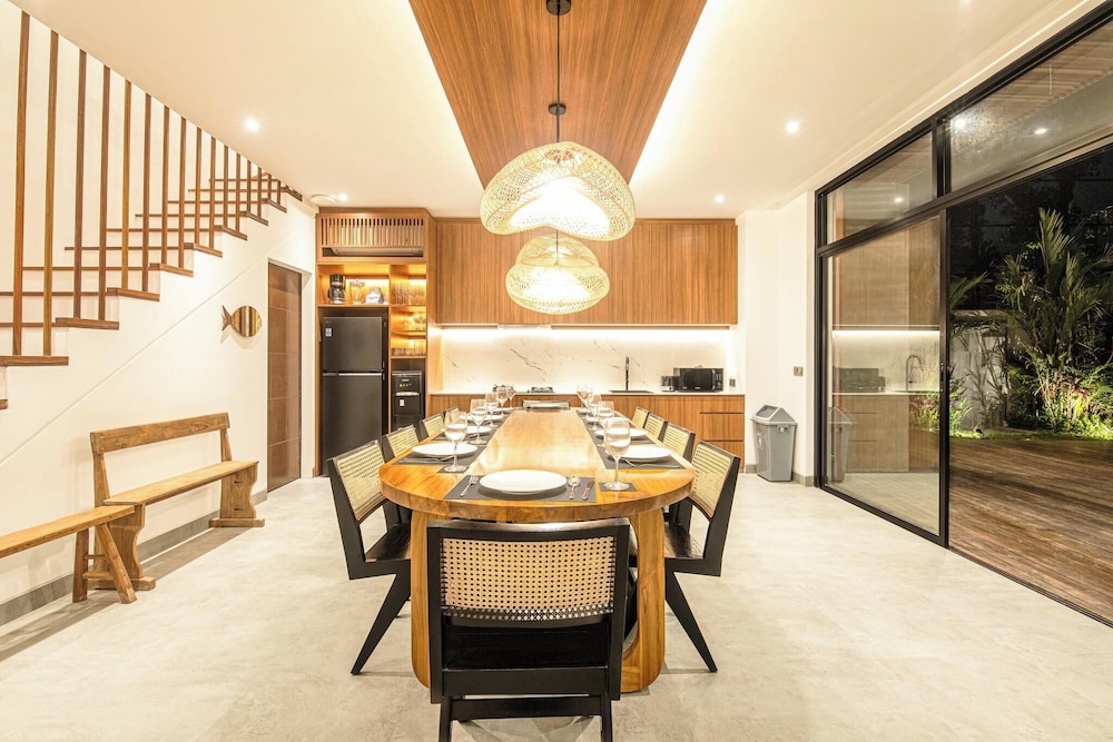 Opulent 5BR Modern Villa 400m From the Ocean