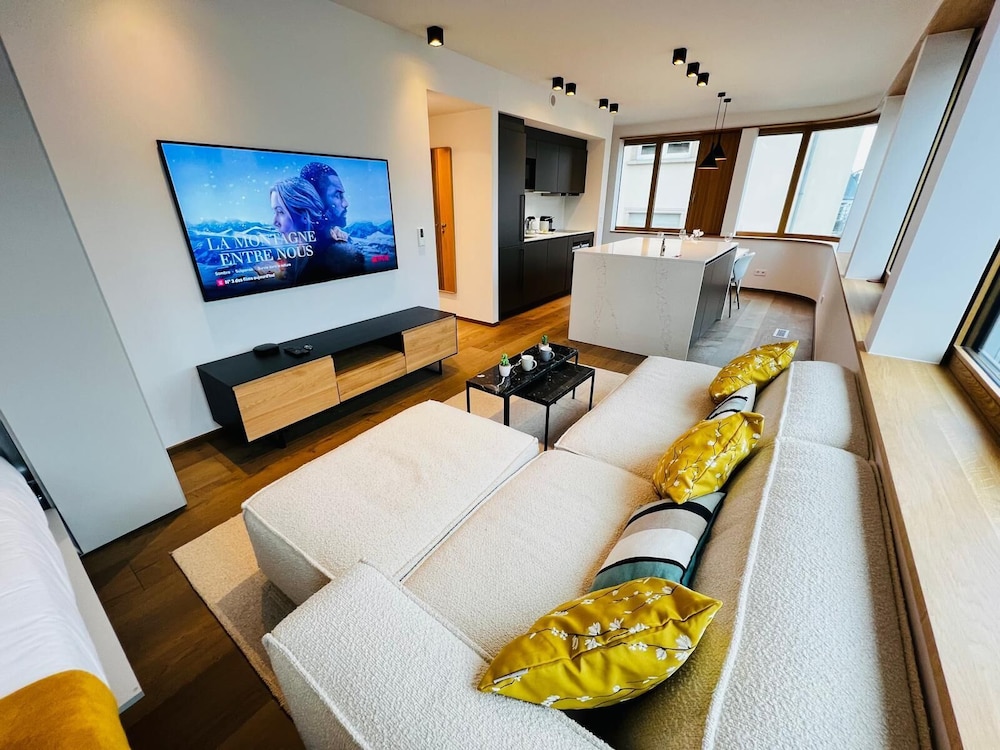 Beautiful one bedroom w balcony&parking