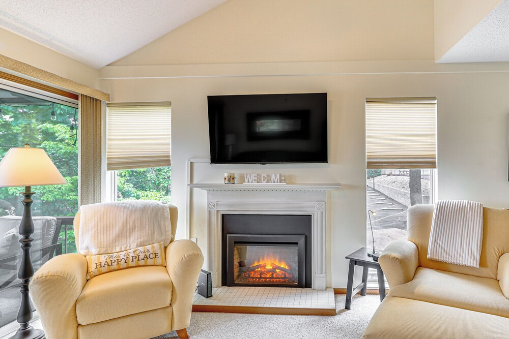 Pet-friendly Condo w/ Pool Access in Osage Beach
