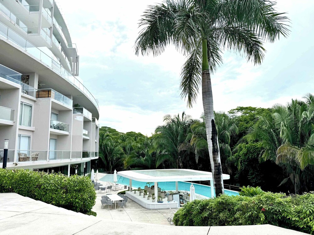 Bolongo 1BR Your Exclusive Oceanfront Escape