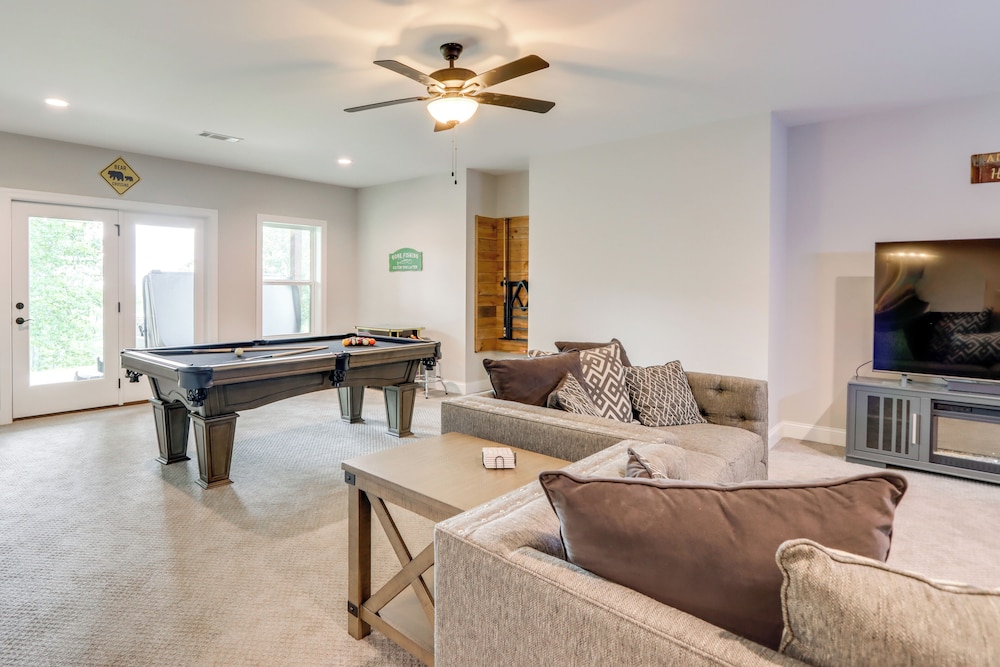 Cozy Blue Ridge Cabin: Game Room & Mountain Views