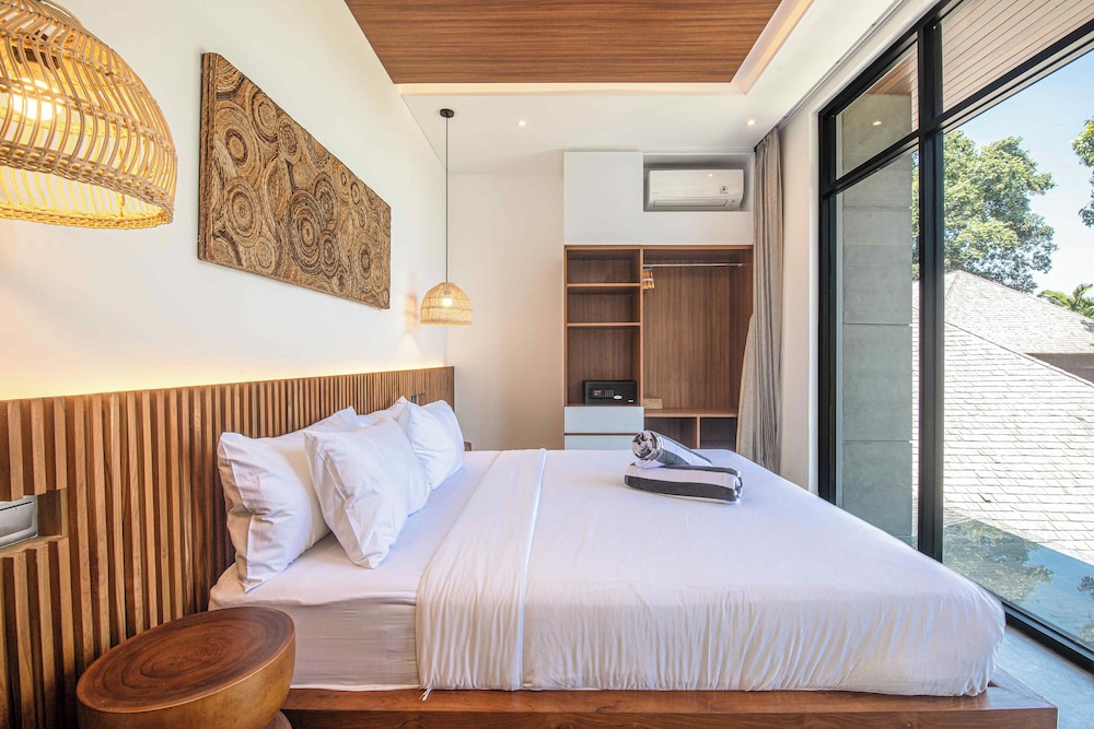 Opulent 5BR Modern Villa 400m From the Ocean