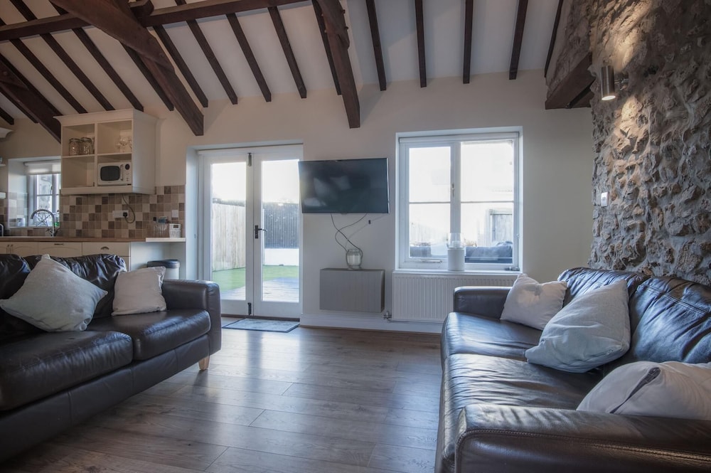The Old Stables - 3 Bedroom Cottage - Angle