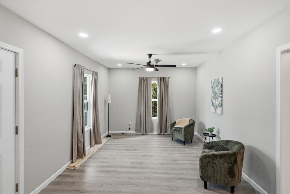 Spacious 4BR Gem Family-friendly Near Downtown