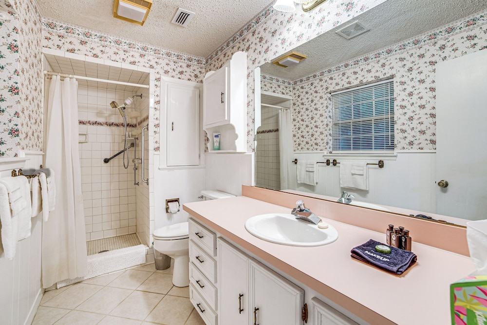 Family Getaway on 4 Acres in Mineola!