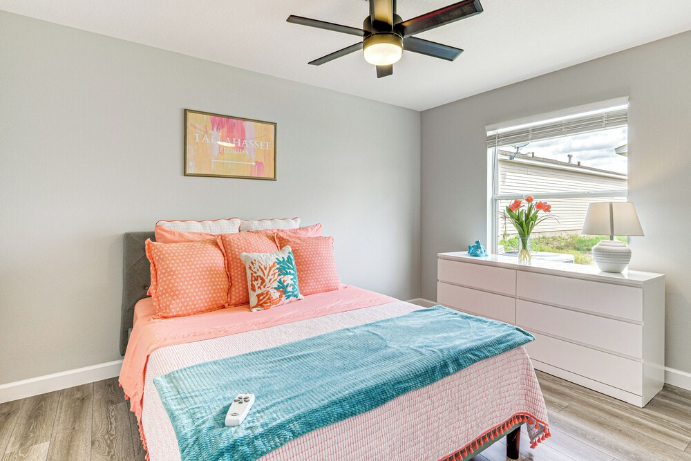6 Mi to Lake Sumter Landing: Home w/ Perks!