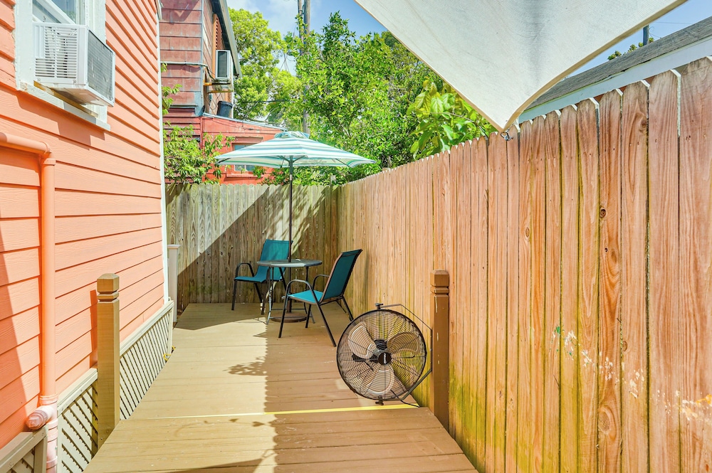 1 Mi to Beach: Colorful Cottage in Galveston!