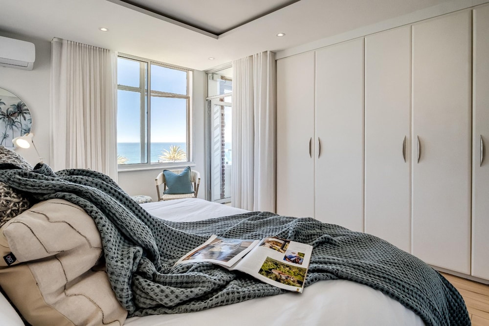 Apartment w Sea Views by Camps Bay Beach Kyanos
