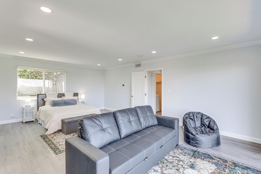 2 Mi to Rose Bowl Stadium: Mtn-view Gem w/ Patio
