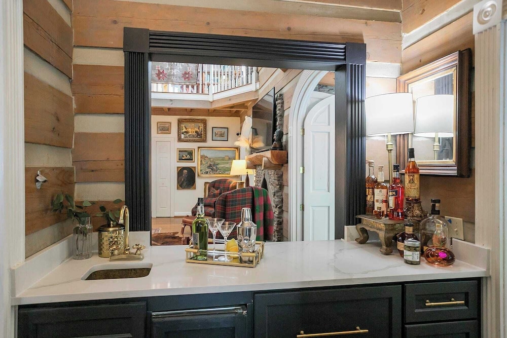 35 Acre Villa w/ Pool, Spa, Wine Cellar & Gym + Near Golf Club La Pearla Ranch by Avantstay
