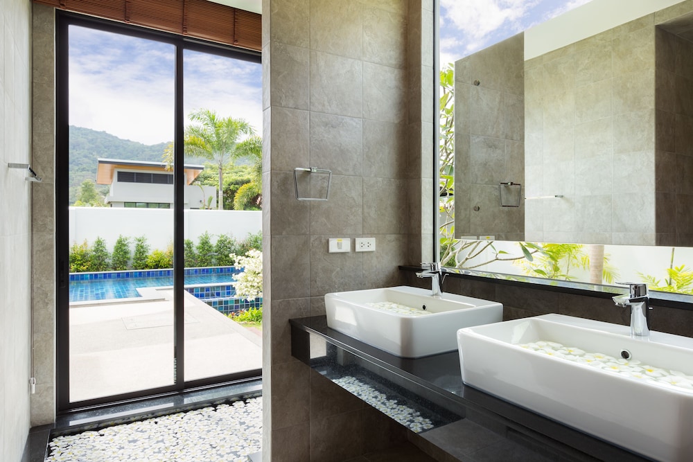 Nai Harn Baan-Bua Villas