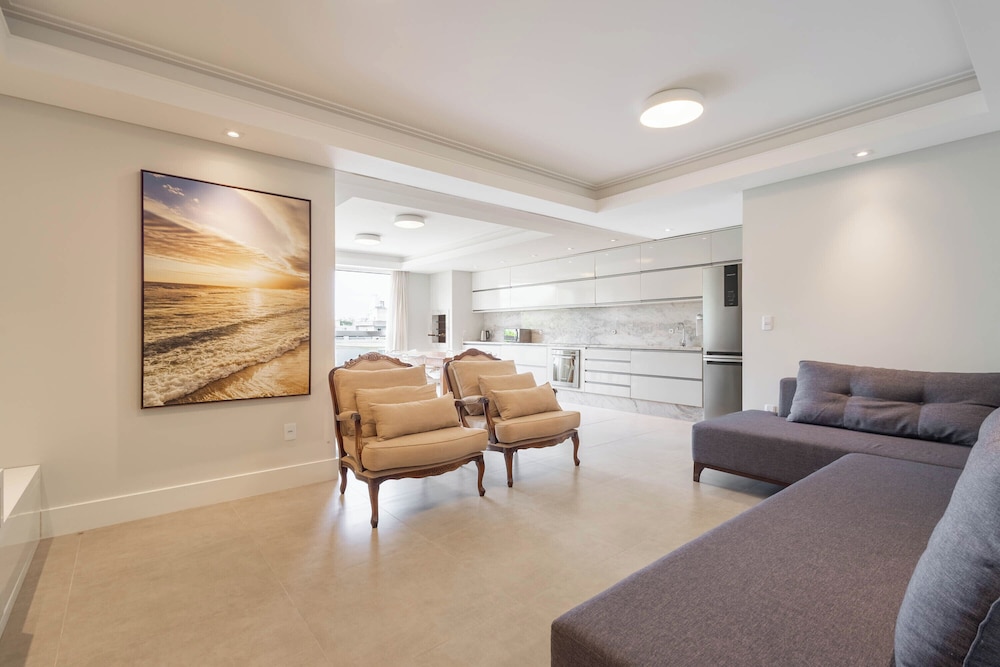 Apt w/ Jacuzzi 750 m From the Beach Pia0101