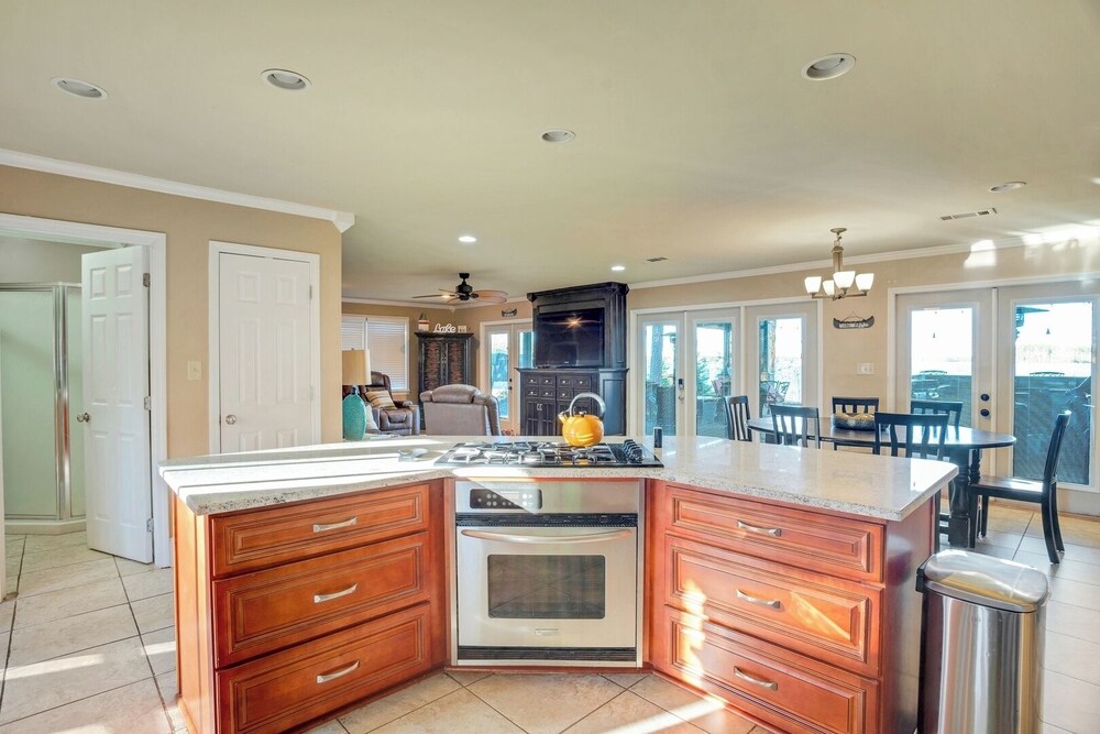 Luxury Lakefront 4br: Jacuzzi, Game Room & Wi-fi