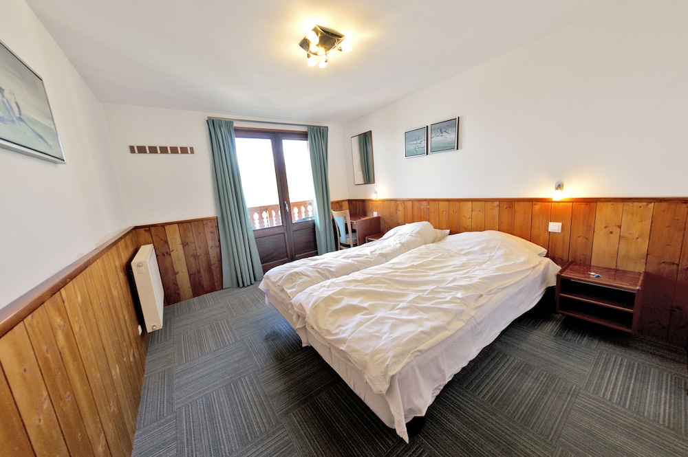 Huez Vacations - Chalethotel Belle Etoile by Skinetworks - Property Image 3