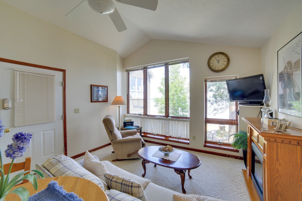 Private Beach! Year-round Lake Superior Retreat