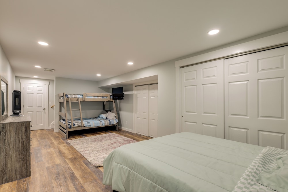 Game Room, Patio & Stunning Views: Lakefront Home!