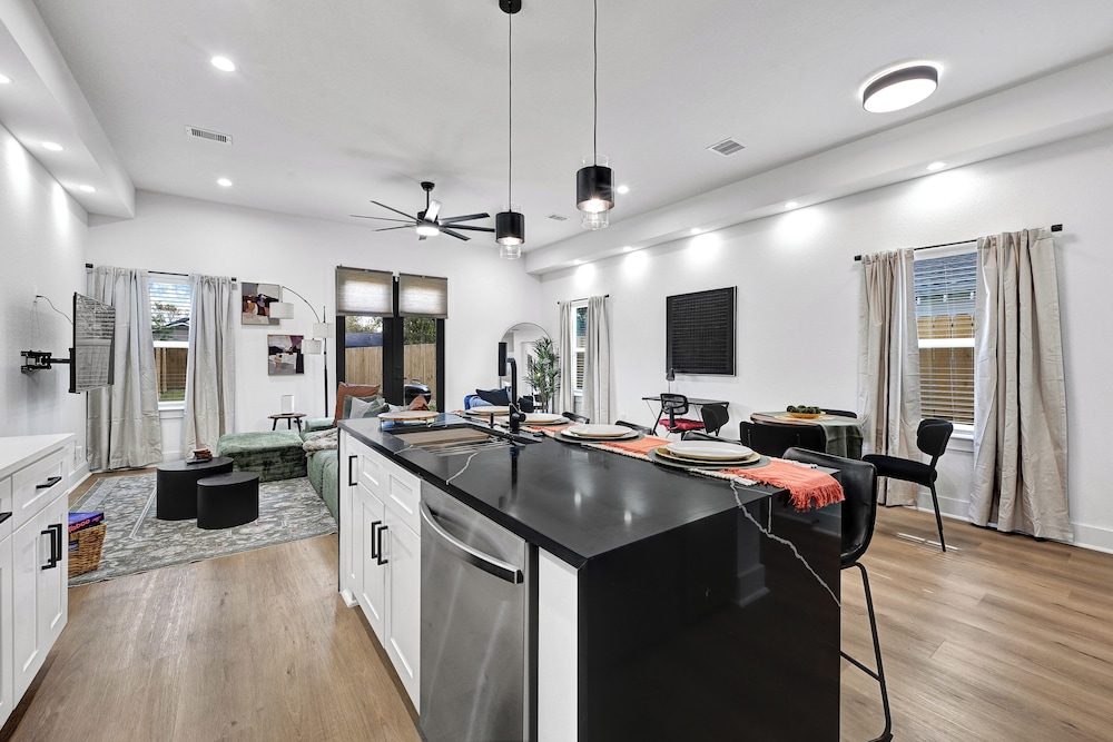 5 Mi to NRG Stadium: Modern Escape w/ Patio & Yard